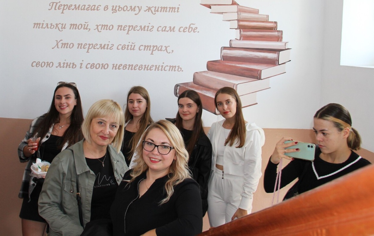 Доцентки Синоруб Галина та Біла Наталія зі студентами 4 курсу спеціальності Журналістика у Волочиському ліцеї № 2